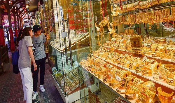 Gold Crashes as Shops Close, Bitcoin Still Open
