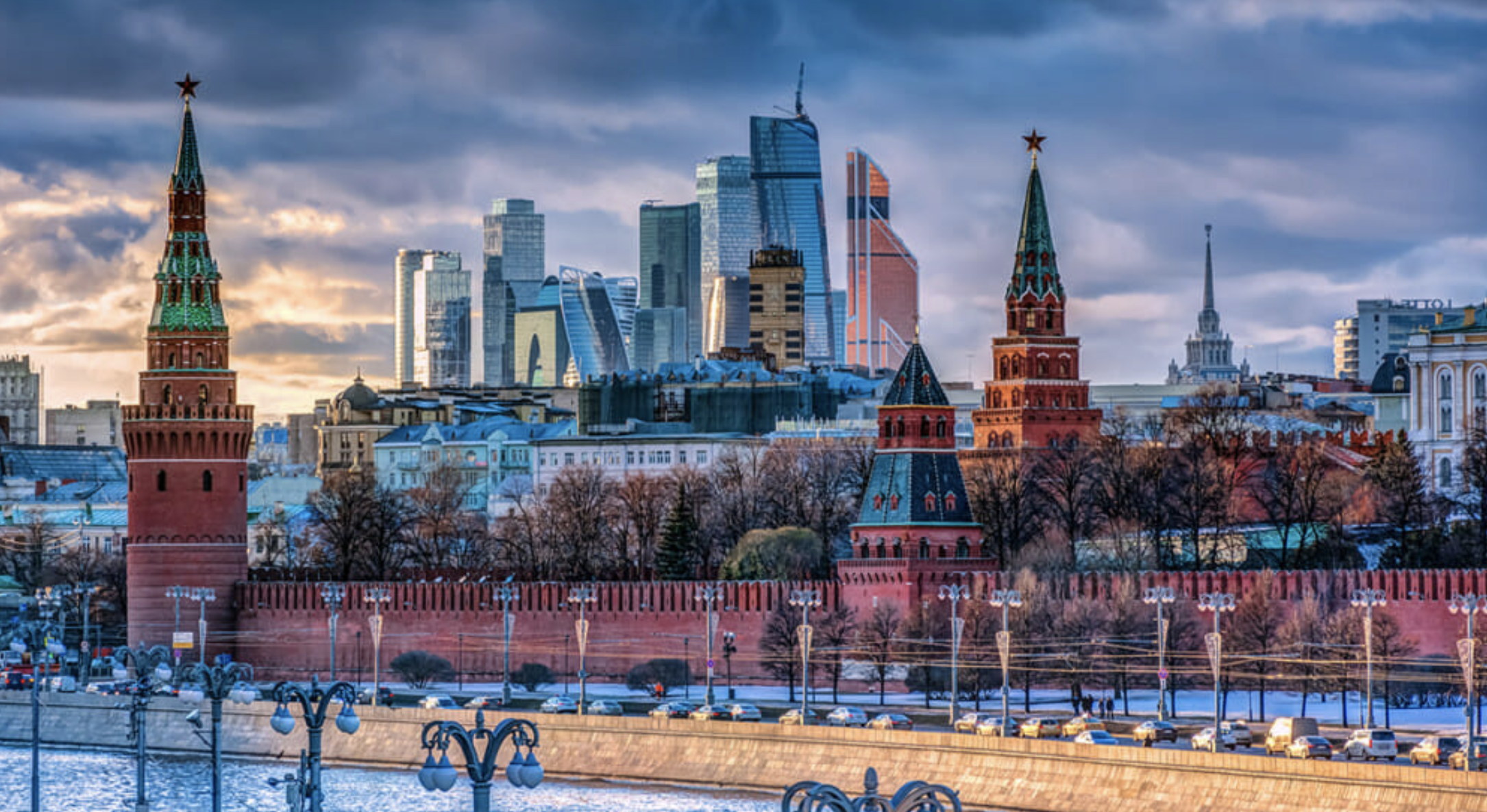 World moscow. Москва Сити и Кремль. Башни Московского Кремля на фоне Москва Сити. Вид Кремль на фоне Сити. Города +2 к Москве.